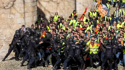 Agentes de Policía contienen a los agricultores que intentar acceder al Palacio de la Aljafería donde están las Cortes de Aragón, Agentes de Policía contienen a los agricultores que intentar acceder al Palacio de la Aljafería donde están las Cortes de Aragón,