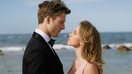Glen Powell y Sydney Sweeney en Cualquiera menos t&uacute;