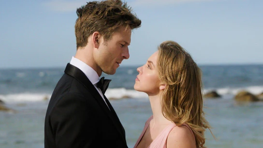 Glen Powell y Sydney Sweeney en Cualquiera menos tú Glen Powell y Sydney Sweeney en Cualquiera menos tú