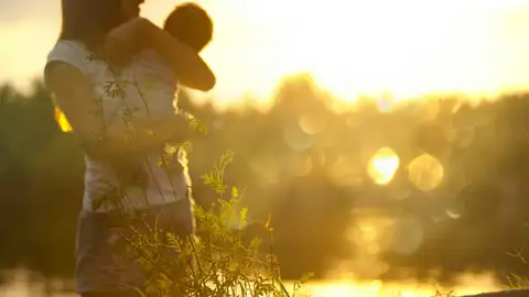 Madre e hijo en la naturaleza Madre e hijo en la naturaleza