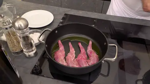 Salpimienta las paletillas, introduce 6 y dóralas bien Salpimienta las paletillas, introduce 6 y dóralas bien