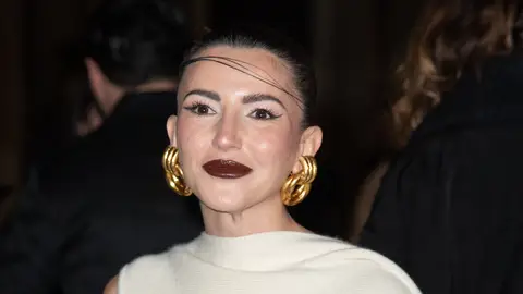 Alexandra Pereira con pendientes XXL Alexandra Pereira con pendientes XXL