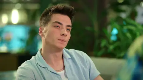 En el último capítulo de Hermanos: Sarp le comunica a su madre la peor de las noticias tras salir del calabozo En el último capítulo de Hermanos: Sarp le comunica a su madre la peor de las noticias tras salir del calabozo