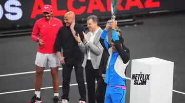 Nadal, Agassi y Carlos Alcaraz en la ceremonia de trofeos tras la exhibición de Las Vegas