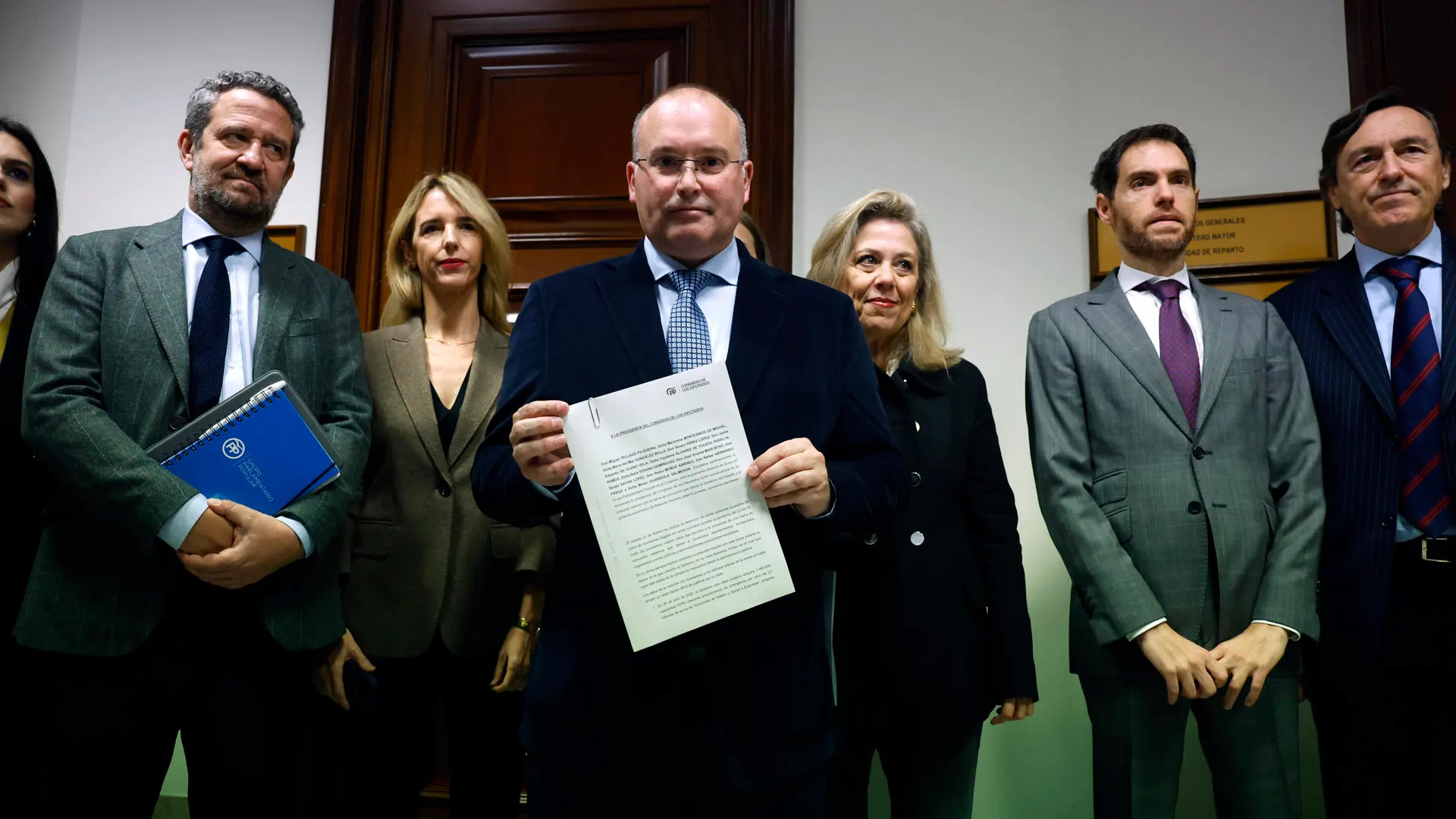 El portavoz del grupo popular en el Congreso, Miguel Tellado (c), posa junto a miembros de su grupo