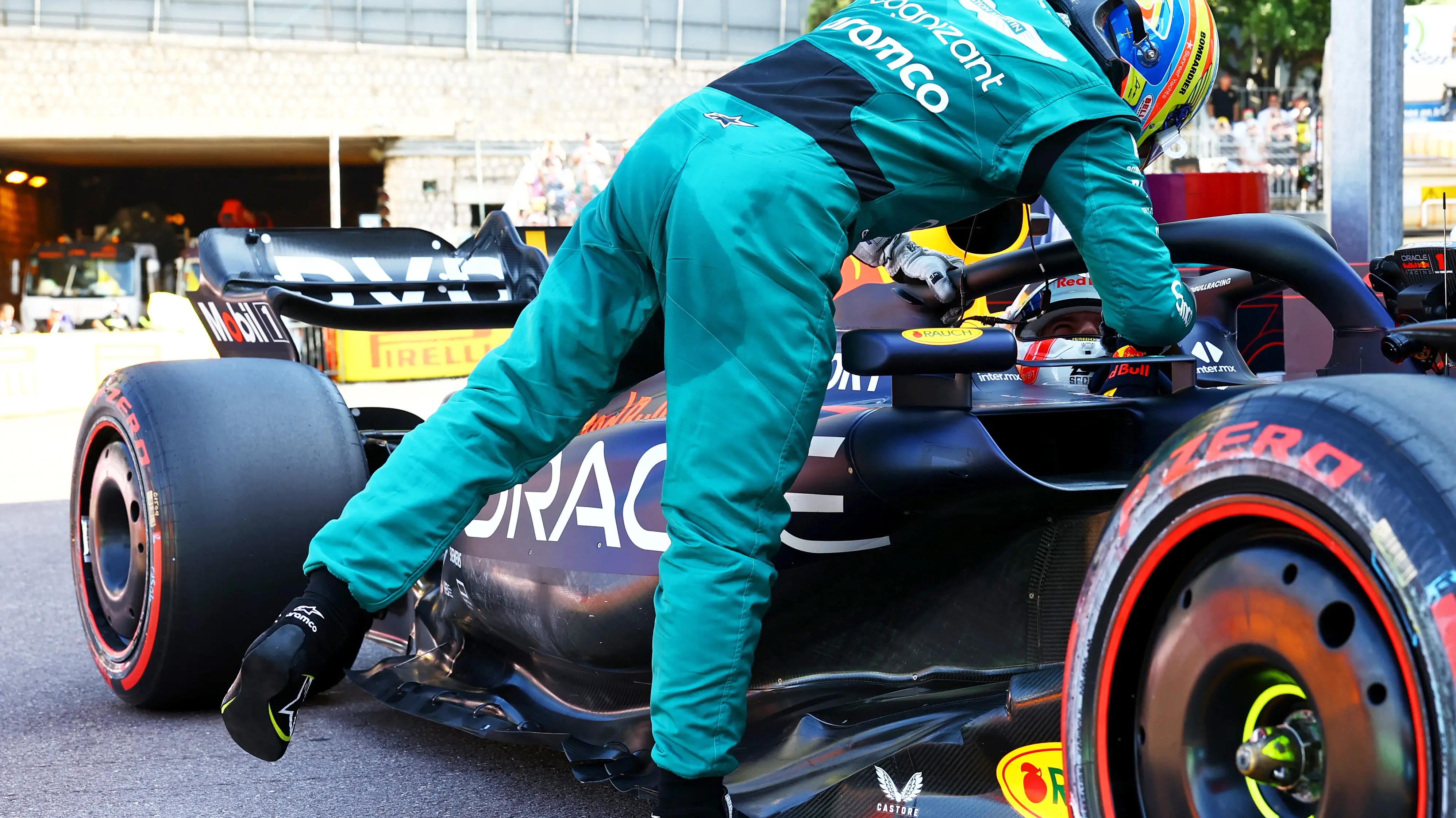 Fernando Alonso habla con Max Verstappen tras una carrera en 2023 Fernando Alonso habla con Max Verstappen tras una carrera en 2023
