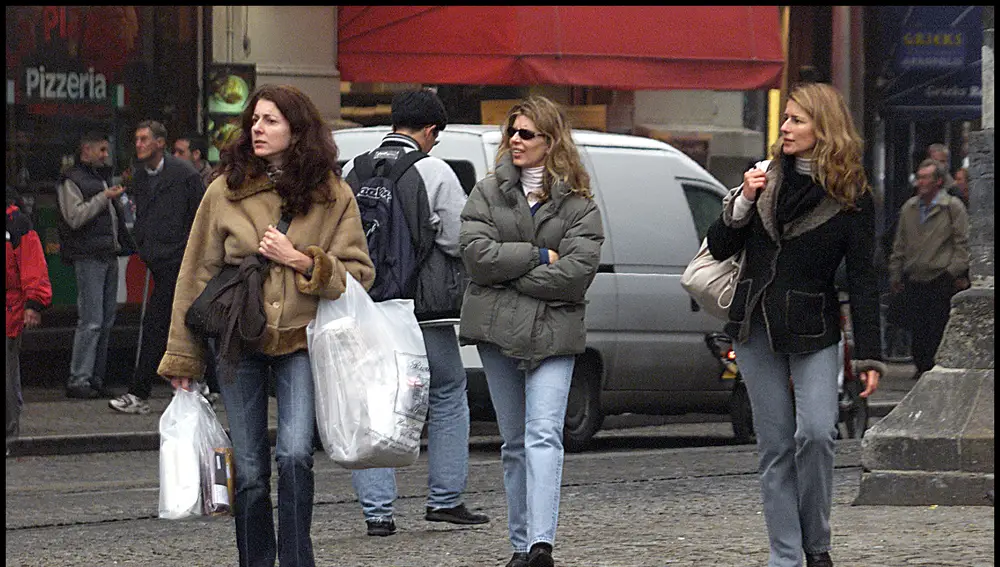 Marta Chávarri, con sus hermanas Isabel y María, por las calles de Amsterdam en 2002