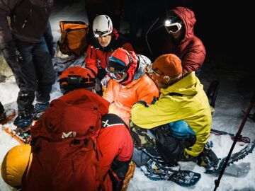 Los servicios de emergencia junto al hombre rescatado en los Picos de Europa