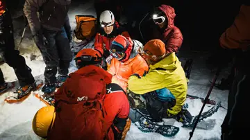 Los servicios de emergencia junto al hombre rescatado en los Picos de Europa