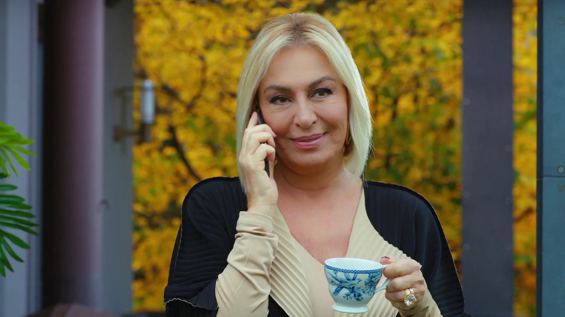 Feride invita a Şahika a una cena familiar… ¡para presentarle a Çağatay! Feride invita a Şahika a una cena familiar… ¡para presentarle a Çağatay!
