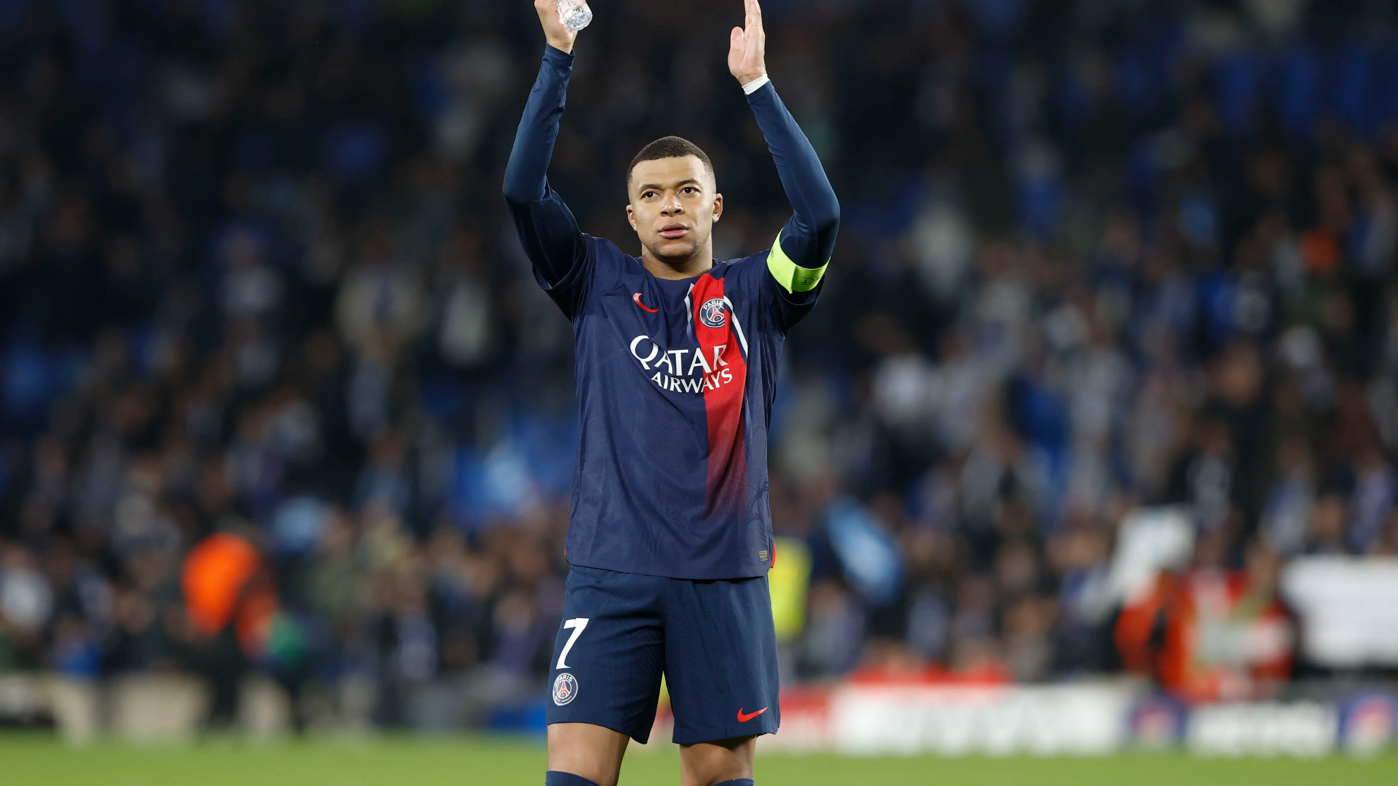 Kylian Mbapp&eacute; celebra con sus aficionados la victoria ante la Real Sociedad (1-2)