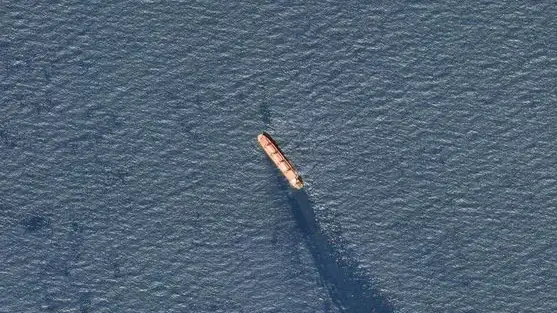 Los daños en los cables del Mar Rojo, ¿una amenaza para internet? Imagen de satélite de un barco atacado por los rebeldes hutíes en el Mar Rojo