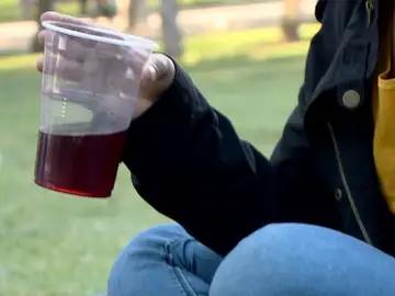 Una joven en un botellón Una joven en un botellón