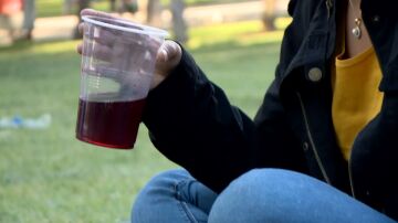 Una joven en un botellón