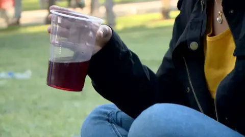 Una joven en un botellón Antena 3 Noticias