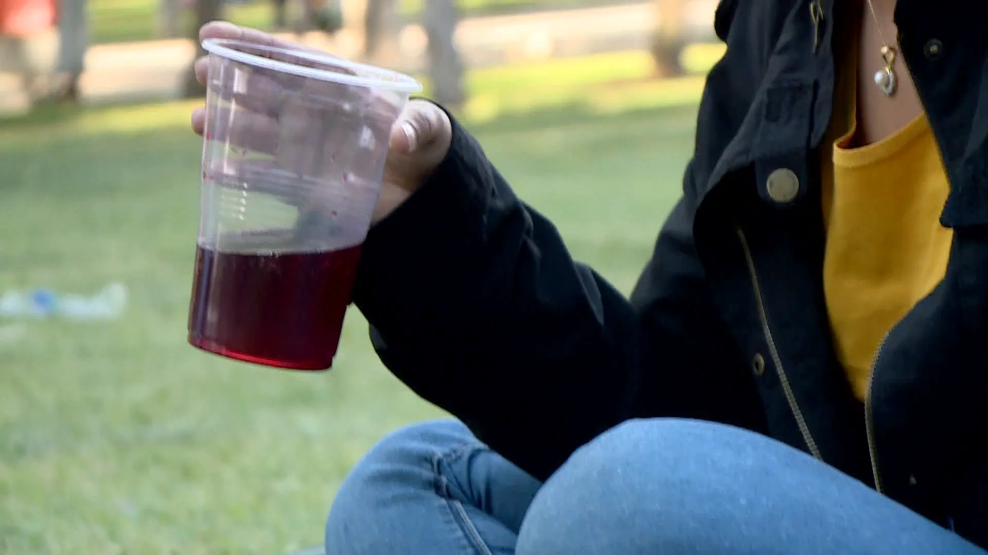 Una joven en un botellón Antena 3 Noticias