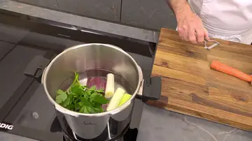 Sazona, cierra la olla y cuece los ingredientes