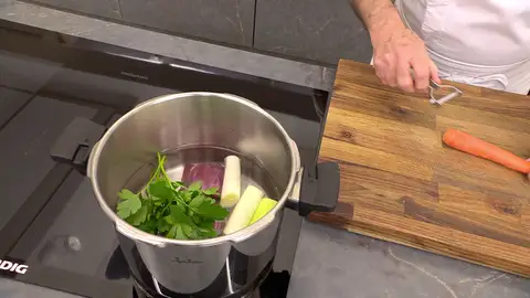 Sazona, cierra la olla y cuece los ingredientes Sazona, cierra la olla y cuece los ingredientes