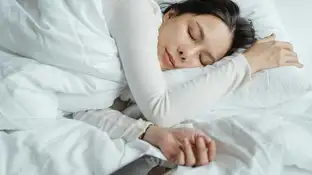 Joven durmiendo con su teléfono móvil al lado Joven durmiendo con su teléfono móvil al lado