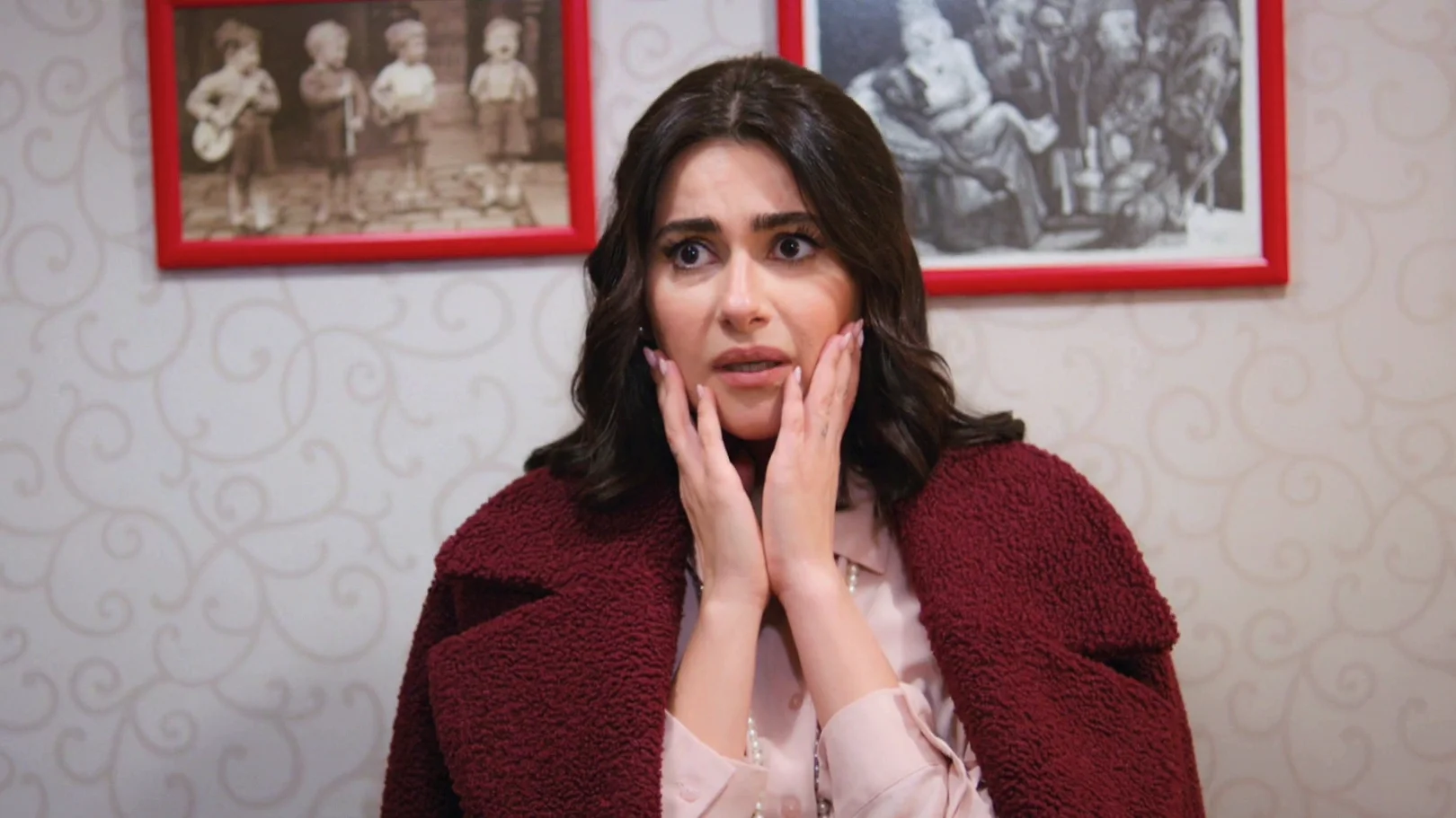 ¡Şahika se sale con la suya! Yildiz la pilla en el baño de Çağatay y provoca una gran bronca entre la pareja ¡Şahika se sale con la suya! Yildiz la pilla en el baño de Çağatay y provoca una gran bronca entre la pareja
