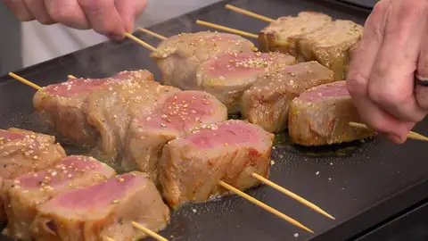 Calienta una plancha, coloca encima las brochetas Calienta una plancha, coloca encima las brochetas