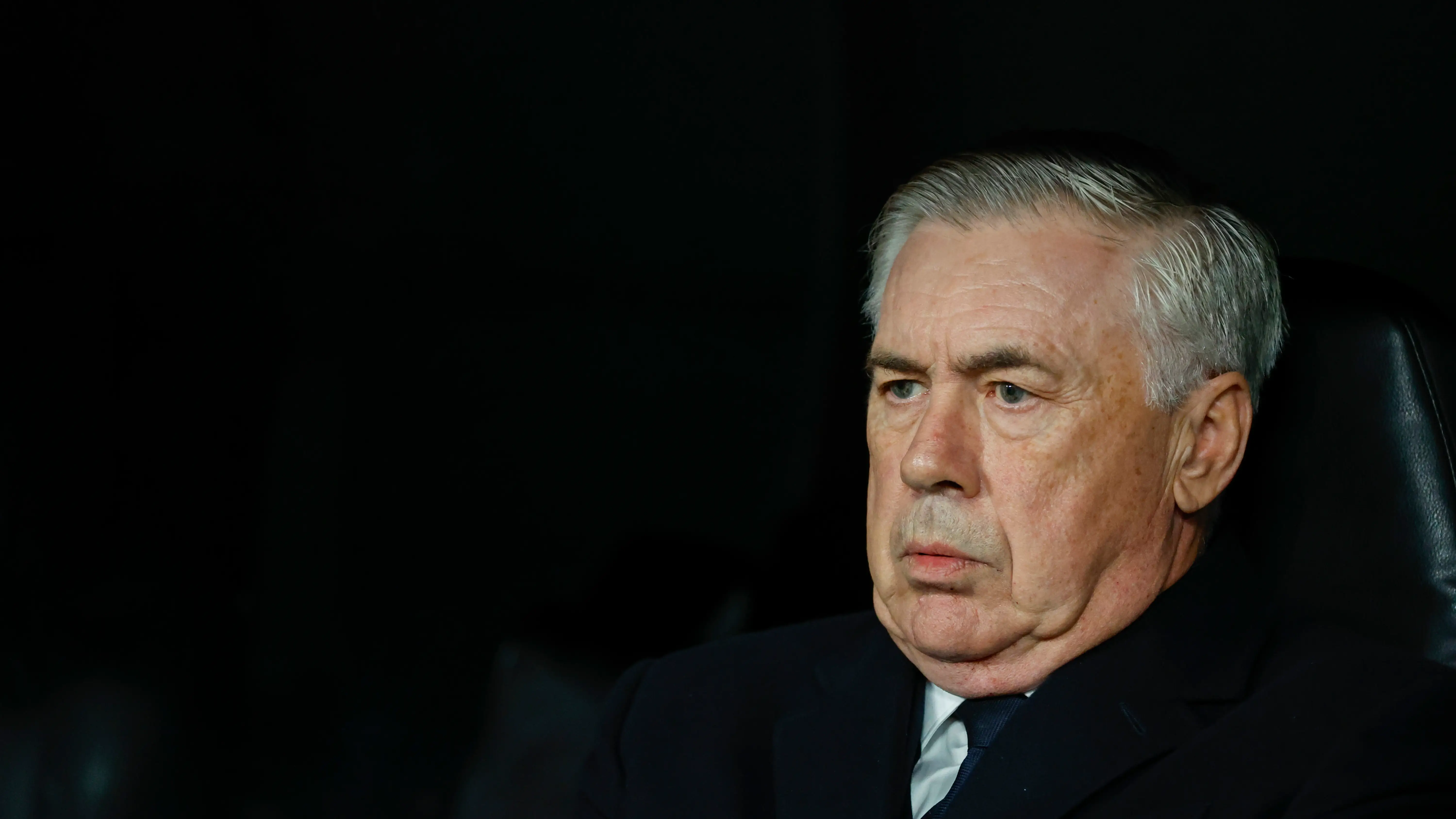 Carlo Ancelotti sentado en el banquillo antes del Real Madrid - Leipzig de Champions League Carlo Ancelotti sentado en el banquillo antes del Real Madrid - Leipzig de Champions League