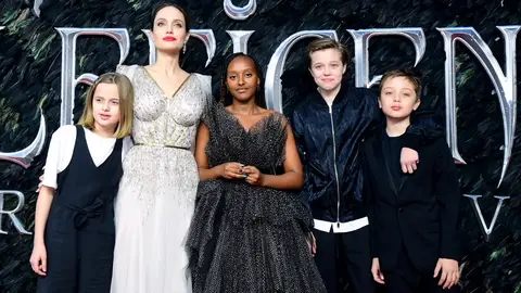 Angelina Jolie y sus hijos Vivienne Marcheline, Zahara Marley, Shiloh Nouvel y Knox Leon en un photocall en Londres Angelina Jolie y sus hijos Vivienne Marcheline, Zahara Marley, Shiloh Nouvel y Knox Leon en un photocall en Londres