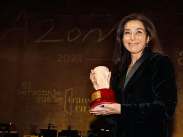 Cristina López Barrio posa con el premio Azorín de Novela 2024 Cristina López Barrio posa con el premio Azorín de Novela 2024