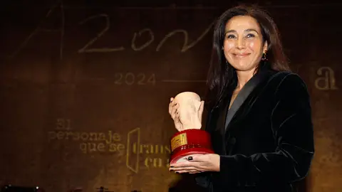 Cristina López Barrio posa con el premio Azorín de Novela 2024 Cristina López Barrio posa con el premio Azorín de Novela 2024