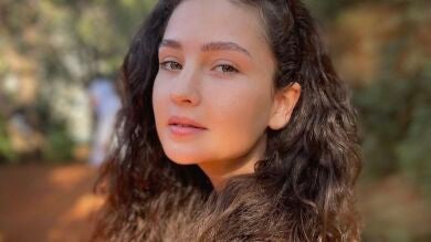 Descubrimos a Melis Minkari, la polifacética actriz de Hermanos que nos ha conquistado con su personaje de Aybike 