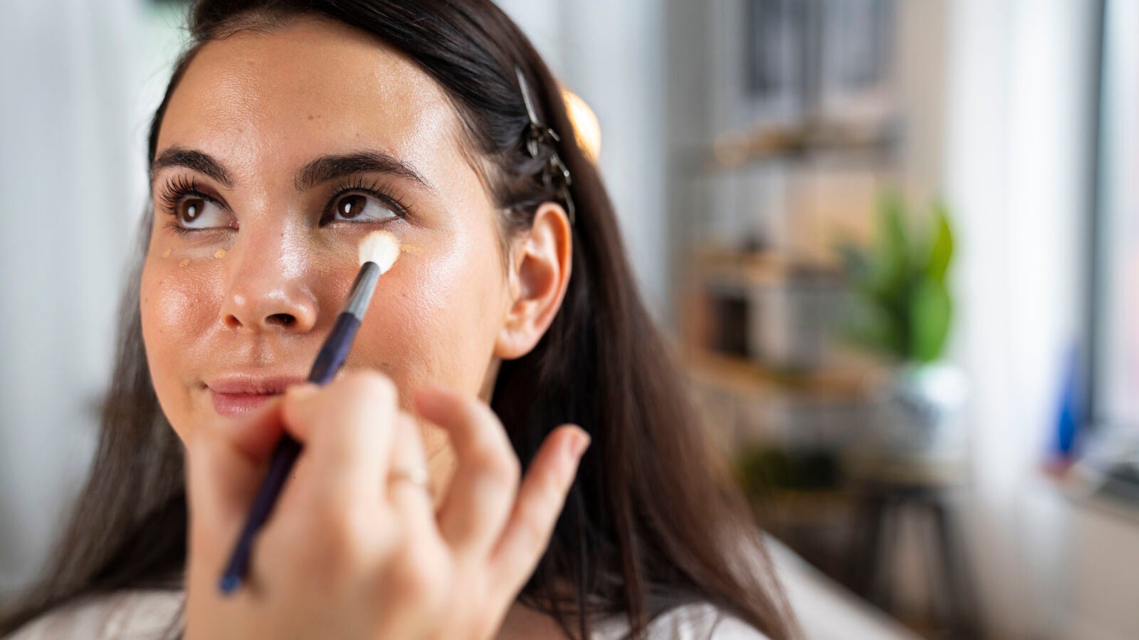 ¿Tu corrector hace que se te marquen las arrugas? Así debes aplicarlo para evitar que envejezca tu mirada
