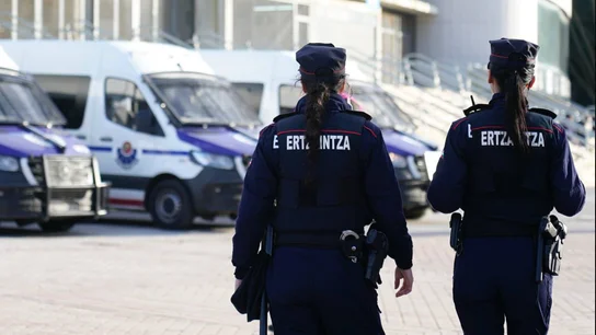 Imagen de dos Ertzaintzas Imagen de dos Ertzaintzas