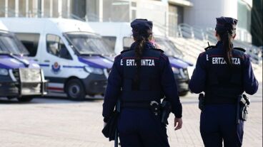 Imagen de dos Ertzaintzas