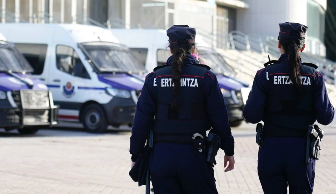 Imagen de dos Ertzaintzas