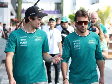 Lance Stroll y Fernando Alonso conversan en el Jeddah Corniche Circuit Lance Stroll y Fernando Alonso conversan en el Jeddah Corniche Circuit