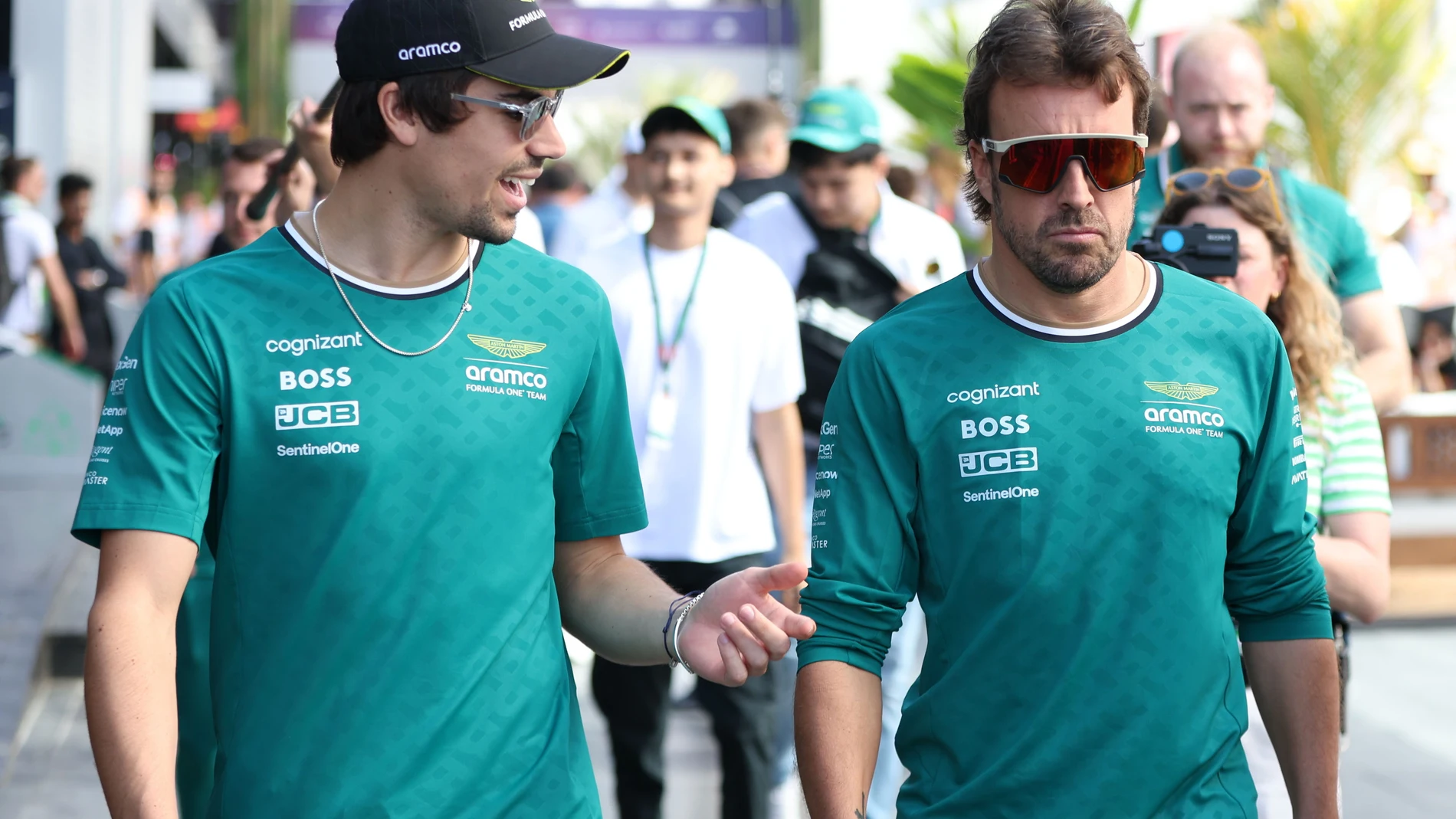 Lance Stroll y Fernando Alonso conversan en el Jeddah Corniche Circuit