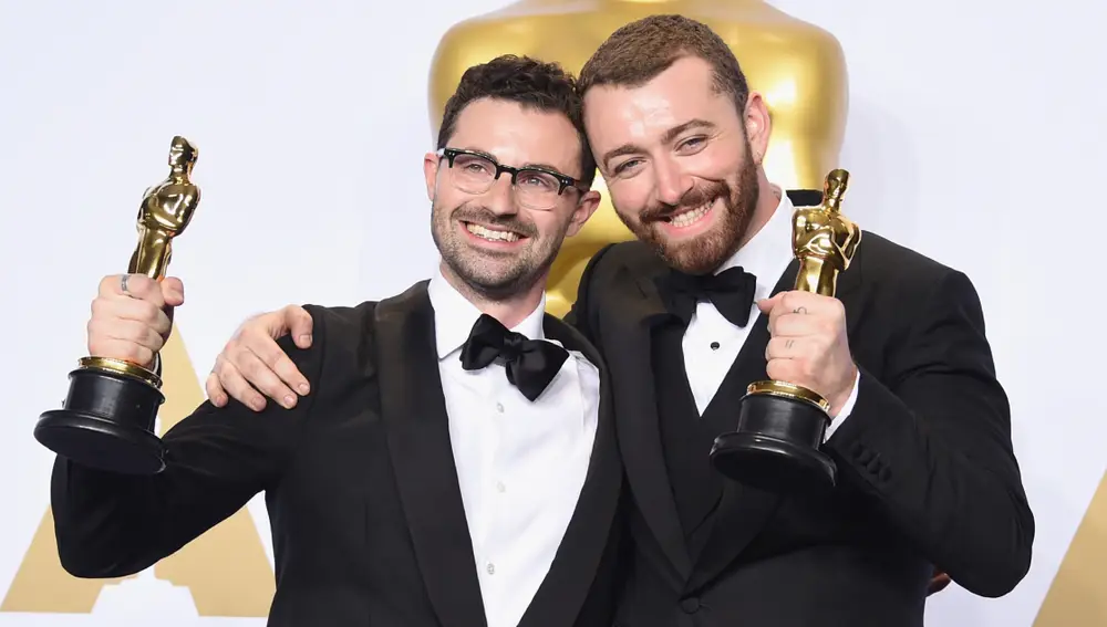 Jimmy Napes y Sam Smith con su Oscar a Mejor canción por Spectre