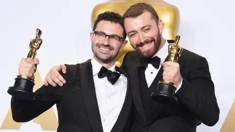 Jimmy Napes y Sam Smith con su Oscar a Mejor canción por Spectre Jimmy Napes y Sam Smith con su Oscar a Mejor canción por Spectre