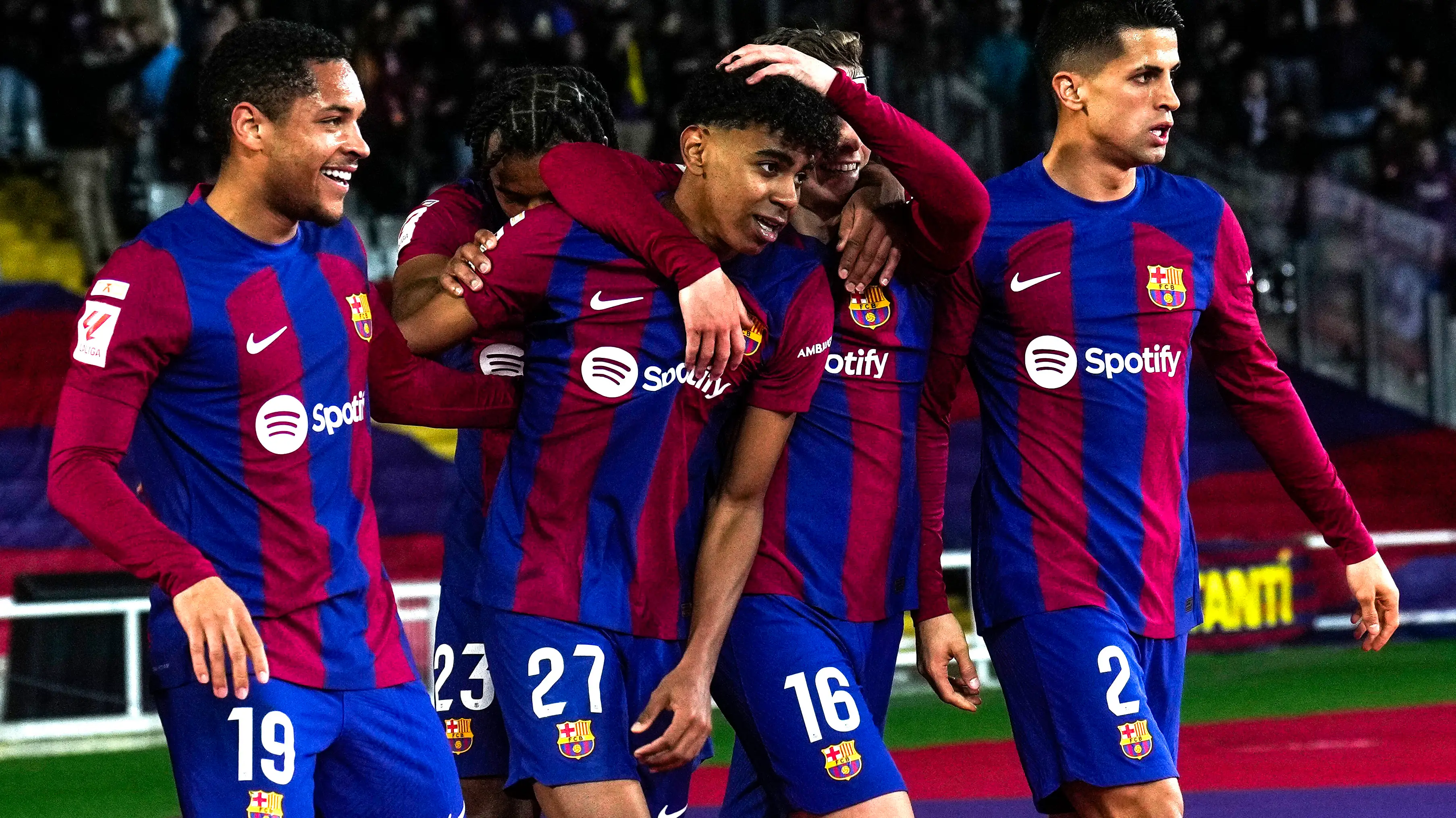 Lamine Yamal es felicitado tras marcar ante el Mallorca