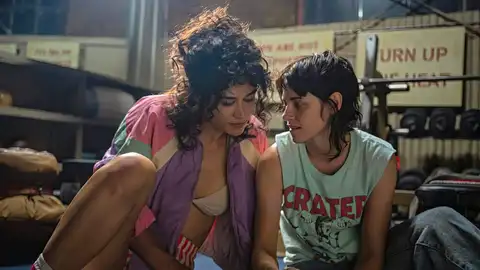 Katy O'Brian y Kristen Stewart en Love Lies Bleeding Katy O'Brian y Kristen Stewart en Love Lies Bleeding
