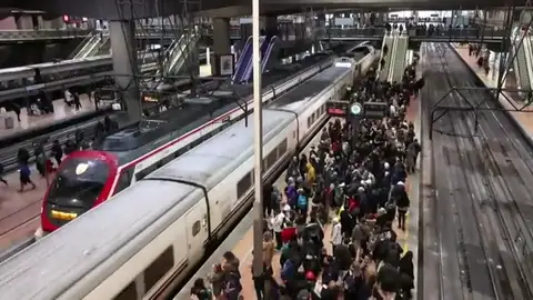 Importantes retrasos en algunos trenes de Cercanías Madrid por una incidencia en la estación de Atocha