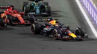 Verstappen, Leclerc y Alonso en la salida del GP de Arabia Saud&iacute; de F&oacute;rmula 1