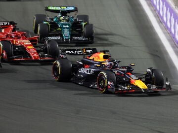 Verstappen, Leclerc y Alonso en la salida del GP de Arabia Saudí de Fórmula 1