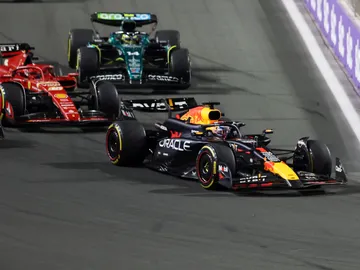 Verstappen, Leclerc y Alonso en la salida del GP de Arabia Saudí de Fórmula 1 Verstappen, Leclerc y Alonso en la salida del GP de Arabia Saudí de Fórmula 1
