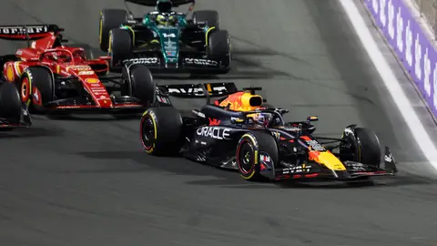 Verstappen, Leclerc y Alonso en la salida del GP de Arabia Saudí de Fórmula 1 Verstappen, Leclerc y Alonso en la salida del GP de Arabia Saudí de Fórmula 1