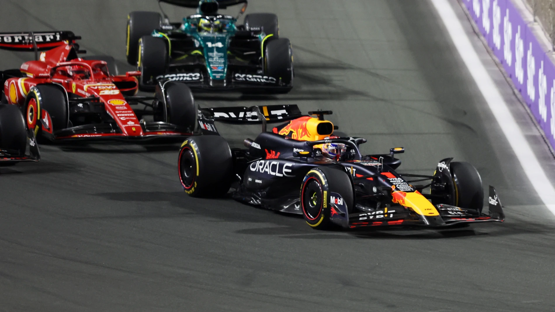 Verstappen, Leclerc y Alonso en la salida del GP de Arabia Saudí de Fórmula 1