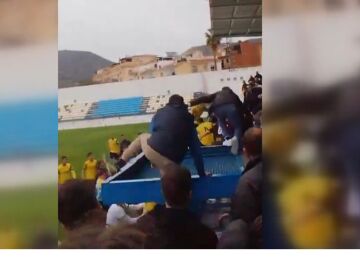 Imagen de la pelea entre aficionados del Motril y jugadores del Atlético Melilla
