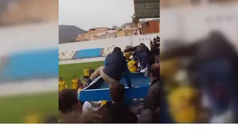 Imagen de la pelea entre aficionados del Motril y jugadores del Atlético Melilla
