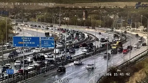 Imagen de un accidente múltiple con 30 coches implicados en la A-3 dirección Madrid Imagen de un accidente múltiple con 30 coches implicados en la A-3 dirección Madrid