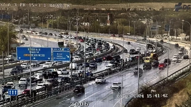 Imagen de un accidente múltiple con 30 coches implicados en la A-3 dirección Madrid Imagen de un accidente múltiple con 30 coches implicados en la A-3 dirección Madrid